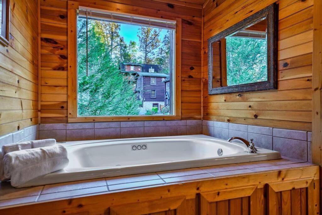Stunning Mountain Cabin W Hot Tub Gatlinburg Buitenkant foto