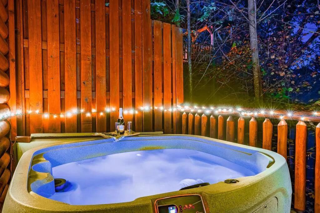 Stunning Mountain Cabin W Hot Tub Gatlinburg Buitenkant foto
