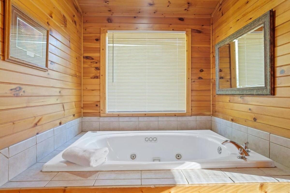 Stunning Mountain Cabin W Hot Tub Gatlinburg Buitenkant foto